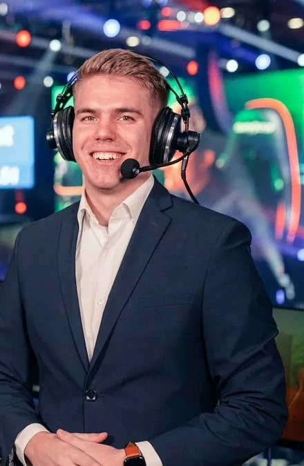 Michal Kabele se sluchátky v komentátorské kabině