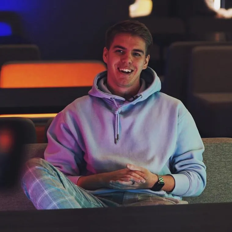 Michal Kabele se směje na natáčení ve studiu
